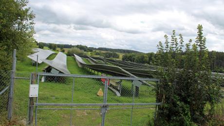 Auf dem Gelände der früheren Deponie im Gewann „Beckenghau“, auf halbem Wege zwischen Regglisweiler und Weihungszell, wird seit zehn Jahren Strom erzeugt. Jetzt soll die Fläche der Photovoltaikanlage verdoppelt werden.