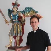 Unter dem Schutz des Heiligen Michael, Pfarrpatron der Vöhringer Pfarrei, hat Neupriester Roland Kiechle jetzt sein Amt als Kaplan in der Pfarreiengemeinschaft Vöhringen angetreten.