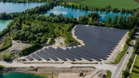 Wer künftig Freiflächen-Photovoltaikanlagen auf Villenbacher Flur bauen will, bekommt einen Kriterienkatalog überreicht. Das Smybolfoto zeigt den Solarpark der Donau-Stadtwerke und  der Firma Wager  bei Dillingen. 