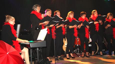 Die Sektkehlchen des ASV Hiltenfingen mit ihrer Leiterin Gudrun Pfahler (links am Keyboard) boten einen stimmungsvollen Chorabend.