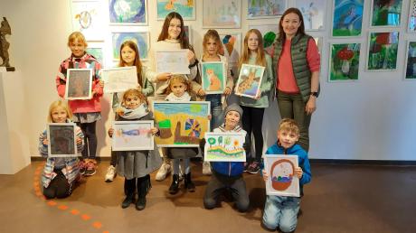 In der Galerie am Wasserschloss stellen Kinder ihre Werke aus. Die kleinen Künstler mit ihrer Lehrerin Liubov Anishchenko.
