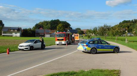 Drei Fahrzeuge waren in einen Verkehrsunfall zwischen Wattenweiler und Höselhurst involviert. Die B16 war einspurig gesperrt.
