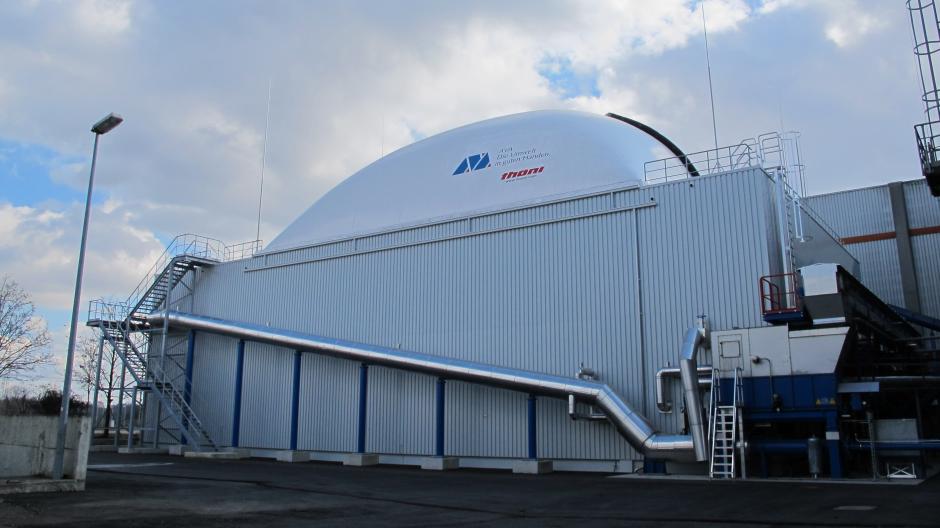Unter dieser Kuppel wird aus Biomüll Biogas.