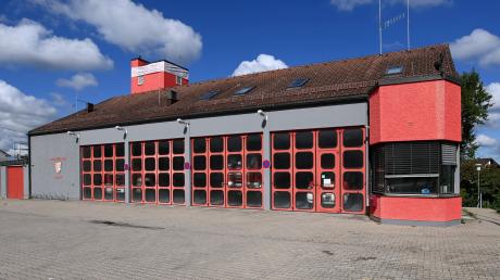 Das Feuerwehrhaus in Diedorf solle an seiner Ostseite (rechts) einen Anbau bekommen, erklärte Bürgermeister Peter Högg bei der Bürgerversammlung. 