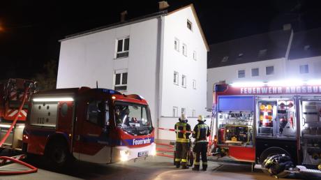 Feuerwehreinsatz in der Augsburger Brentanostraße: Dort mussten die Feuerwehrleute am Mittwochabend einen Dachstuhlbrand löschen.
