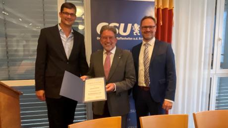 Josef Walz erhielt die Silberne Ehrenraute der CSU. Links neben ihm Ortsvorsitzender Martin Strobel, rechts CSU-Kreisvorsitzender Thorsten Freudenberger.