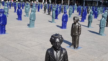 Albert Einstein, ein gebürtiger Ulmer. Ein Skulpturenprojekt am Ulmer Münsterplatz mit 500 Einstein-Skulpturen brachte den Nobelpreisträger 2018 viel Sichtbarkeit in Ulm.