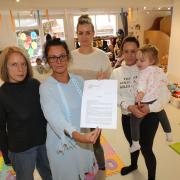Esther Gietl-Hörger, Elsa de Jesus, Annabell Steinig, Isabell Stix-Seitz samt Tochter Josephine (von links) unterstützen den Brandbrief der Eltern. 