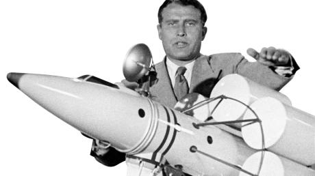 Der US-amerikanische Raketenkonstrukteur deutscher Herkunft Wernher Freiherr von Braun erklärt auf dem undatierten Archivbild anhand eines Modells die Funktion von Raketen-Raumschiffen. 