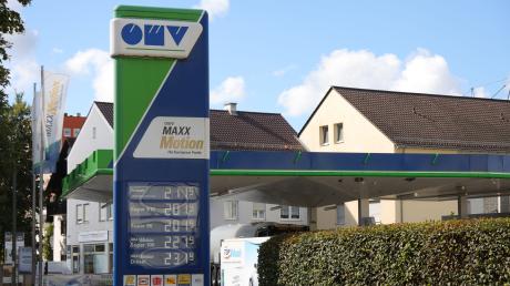 Die Polizei hat einen Verdächtigen festgenommen, der die Tankstelle in Augsburg überfallen haben soll.