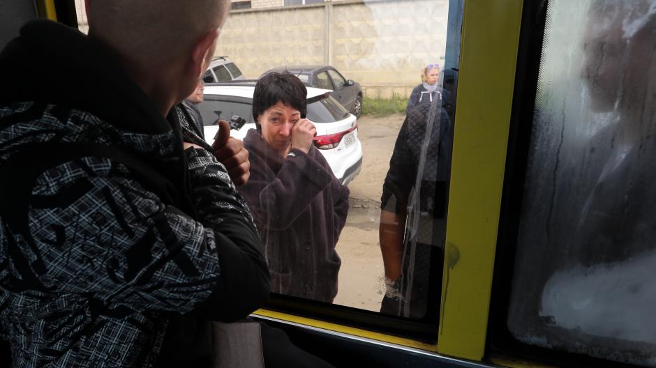 Ein russischer Rekrut blickt durch ein Busfenster auf seine Mutter, die er in einem militärischen Rekrutierungszentrum in Wolgograd, Russland zurücklassen muss. Der russische Präsident Putin hat am Mittwoch, 21.09.2022 eine Teilmobilisierung von Reservisten angeordnet, um seine Streitkräfte in der Ukraine zu verstärken.