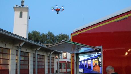 Eine der beiden neuen Drohnen der Feuerwehren des Landkreises Neu-Ulm wird von Kreisbrandmeister Thomas Zawadke im Hof des Gerätehauses der Feuerwehr Senden gesteuert. Das Bild der Drohnenkamera wird live auf den Großbildschirm am Einsatzleitfahrzeug der "Unterstützungsgruppe Örtliche Einsatzleitung" übertragen.