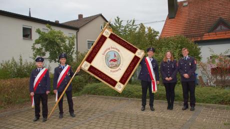 Die Fahnenabordnung der Feuerwehr Schiltberg präsentiert die restaurierte Vereinsfahne mit Vorsitzender Stephanie Lechner und Kommandant Stefan Schmid (rechts).