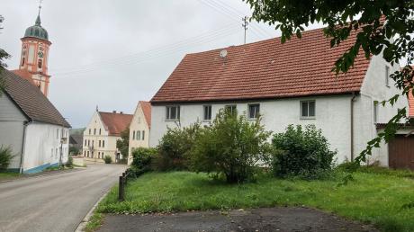 Die Gemeinde Deisenhausen hat das Knopp-Haus in der Krumbacher Straße 5 (rechts im Vordergrund) erwerben können mit der Auflage, dort etwas für Senioren zu bauen. Im Gemeinderat gab es nun erste Überlegungen dazu.