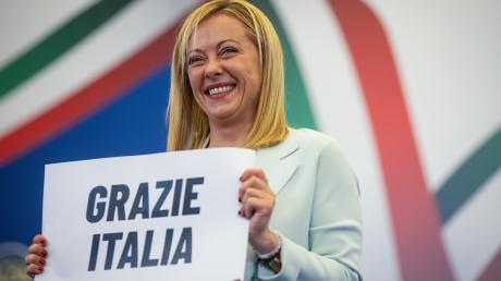 Giorgia Meloni, Vorsitzende der rechtsradikalen Partei Fratelli d'Italia (Brüder Italiens), feiert ihren Wahlsieg.