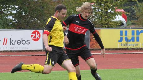 In der Fußball-A-Klasse Ost verlor der TSV Dasing II das Derby gegen den SV Obergriesbach mit 0:2. Im Bild kämpfen Dasings Christoph Römmelt (rechts) und Bastian Stefanovic um den Ball. 