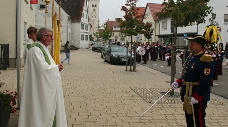 Die Historische Bürgerwehr Dietenheim bereitete dem neuen Stadtpfarrer Markus Schönfeld (links) eine feierliche Begrüßung.