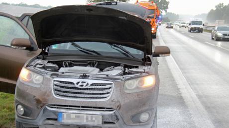 Das Auto eines 19-Jährigen ist auf der Autobahn A7 bei Illertissen in Brand geraten.