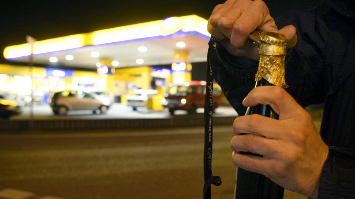#Autofahrer kommt betrunken zur Tankstelle, um Alkohol zu kaufen