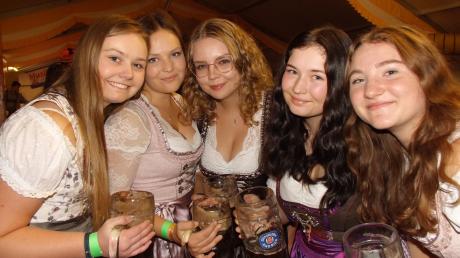 Für Sophia, Isabell, Ronja, Alexandra und Franziska (von links) gehört das Dirndl zum Oktoberfest.