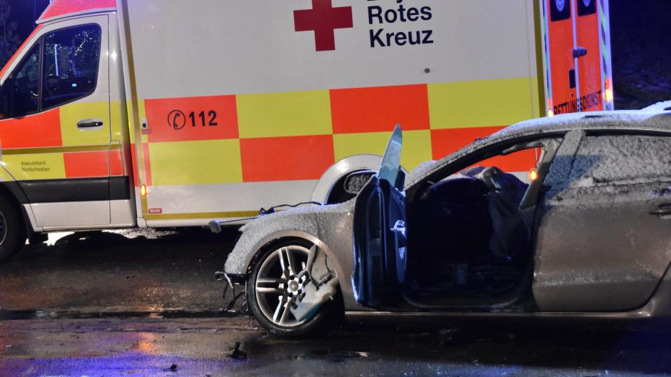 Ein Audi, den ein 27-Jähriger steuerte, stieß mit einem Skoda zusammen, mit dem eine 54-Jährige unterwegs war. Die Frau starb, der Verursacher und sein Beifahrer wurden verletzt.