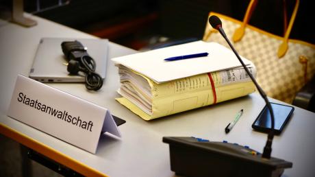 Unterlagen am Platz der Staatsanwaltschaft beim  Prozessauftakt: Viele Fragen zum Raubüberfall auf die Drogen-WG des Macheten-Manns in Ulm sind noch offen.