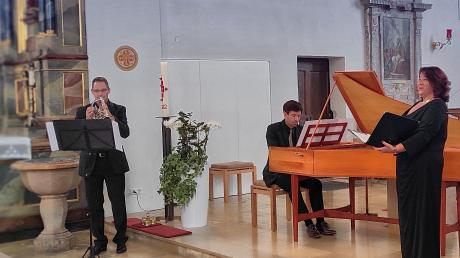Thomas Seitz (Trompete), Timo Handschuh (Orgel, Cembalo) und Ulrike Blessing gaben ein gemeinsames Konzert zum 300-jährigen Bestehen der Kirche St. Michael in Unterelchingen.