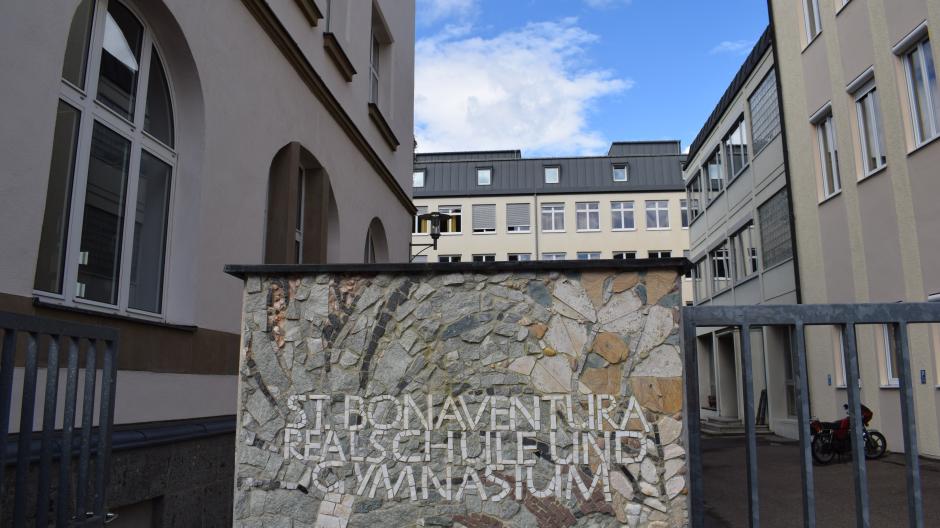 Gegen einen Lehrer, der jetzt am St.-Bonaventura-Gymnasium in Dillingen unterrichtet, werden schwere Vorwürfe erhoben. 