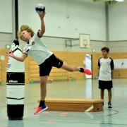 Handballweltmeister Dominik Klein trainierte in Bobingen mit Kindern.