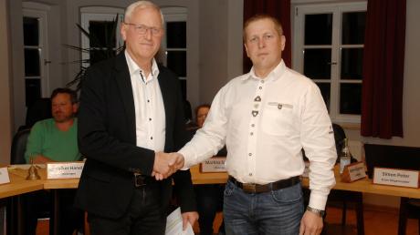 Für die auf eigenen Wunsch ausgeschiedene Holzheimer Gemeinderätin Maria Schiele hat Bürgermeister Simon Peter (links) als Listennachfolger Martin Käsbohrer  vereidigt. 