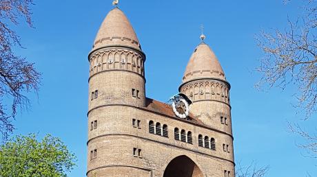 Die Pauluskirche in Ulm war eine der ersten Sichtbetonkirchen Europas. Wegen ihrer Form erhielten die beiden Türme den Spitznamen "Granatentürme".