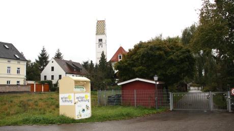 An dieser Stelle soll die neue Kinderkrippe gebaut werden. Das Gebäude wird bis an den Weg zum Kindergarten St. Walburga (rechts im Bild) heranrücken. 