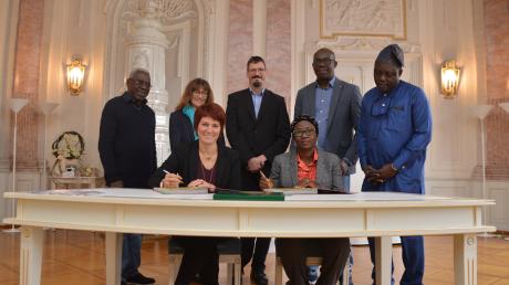 Bei der Unterzeichnung der Abschlusserklärung waren dabei: Kayode Salau, Agathe Lehr, Christian Müller, Michael Bankole, Adeola Ijandipe, (vorne) Katja Müller und Monsurat Abike Banire.