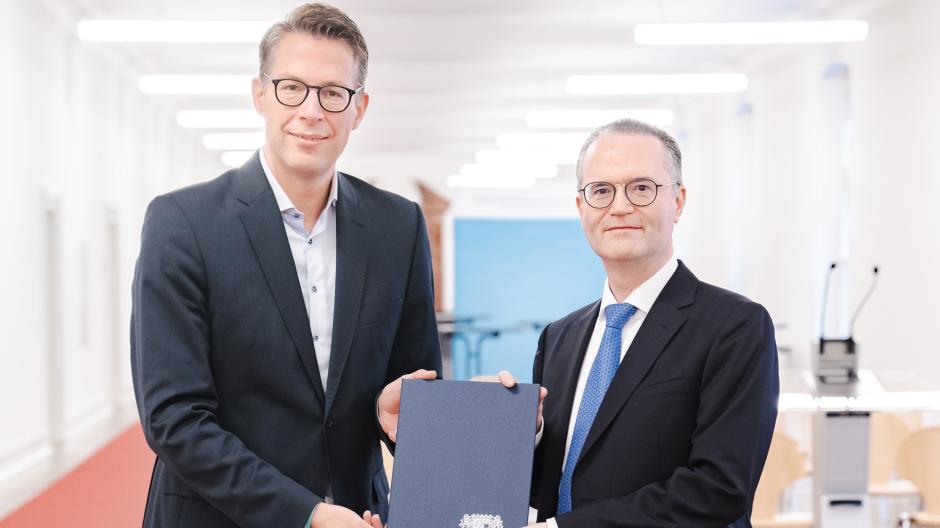 Klaus Markstaller (rechts) wird neuer Ärztlicher Direktor der Uniklinik Augsburg. Am Donnerstag unterzeichnete er bei Bayerns Wissenschaftsminister Markus Blume (CSU) den Vertrag.