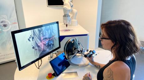 Roboter Kuka "LBR Med", Tattoo, Medizin, Operation, Physiotherapie, Telemanipulation