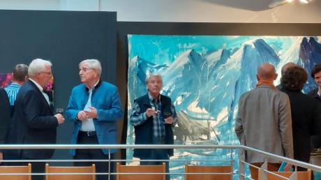 Unter den Besuchern beim Kunstverein "vis-à-vis"waren unter anderem (von links) der frühere Bürgermeister von Eresing, Bezirksrat Josef Loy, und der frühere Staatsminister Dr. Thomas Goppel. Neben ihnen ist Ernst Heckelmanns Gemälde "Grüzi" zu sehen.