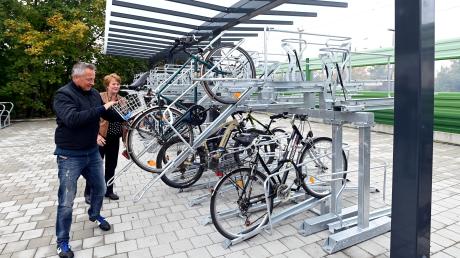 Gablingens Bürgermeisterin Karina Ruf und Fahrgast Andreas Zacher probierten die neuen Fahrradständer am Bahnhof gleich aus.