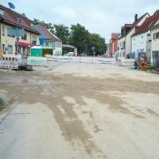 Der Kanal in diesem Teil der Schrobenhausener Straße in Aichach ist bereits erneuert, derzeit sind die Wasserleitungen dran. 