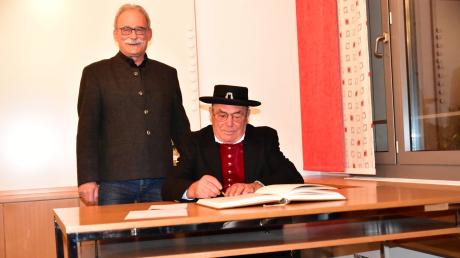 Anlässlich seines 85. Geburtstages trug sich Ehrenbürger Ulrich Egger im Beisein von Bürgermeister Manfred Nerlinger in das Goldene Buch der Gemeinde Wehringen ein.