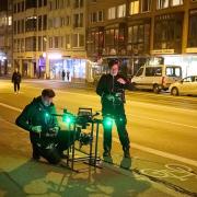 Am späten Freitagabend drehten Mitarbeiter einer Filmproduktionsfirma Szenen für einen Actionfilm des Bezahlsenders Sky in der Augsburger Innenstadt.