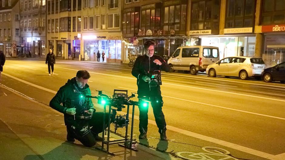 Am späten Freitagabend drehten Mitarbeiter einer Filmproduktionsfirma Szenen für einen Actionfilm des Bezahlsenders Sky in der Augsburger Innenstadt.
