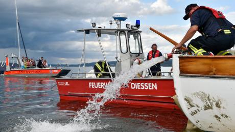 Bei der Feuerwehr Dießen gibt es nicht nur an Land, sondern auch auf dem Wasser viel zu tun, unser Bild zeigt eines Bootsbergung, bei der auch die Feuerwehr mit ihrem Boot beteiligt war.