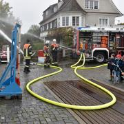 Beim Aktionstag der Feuerwehr Landsberg standen Lucas (6) und Theo (6, rote Mütze) an der Spritze.