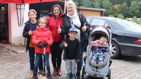 Sarah Alukic (hinten rechts) und Isabella Jevtic sind mit ihren Kindern zum Bergrennen gereist.