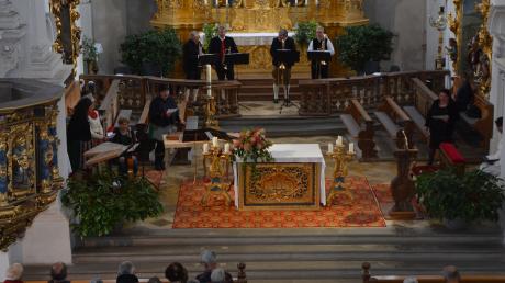 Schwäbische und bayerische Musikanten trafen sich in der Kirchhaslacher Wallfahrtskirche Mariä Himmelfahrt, um bei Mariensingen vom Altarraum oder von der Empore aus ein Lob zu Ehren der Gottesmutter erklingen zu lassen.