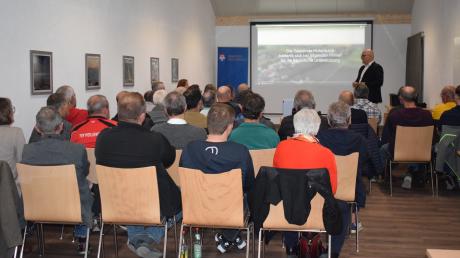 Erstmals fand die Bürgerversammlung für Motzenhofen im Schulungsraum im neuen Bauhof statt. Bürgermeister Xaver Ziegler präsentierte dabei auch den neuen Imagefilm der Gemeinde 
Hollenbach. 