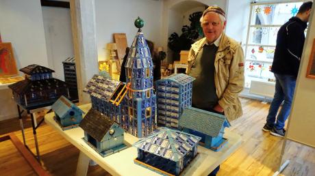 Eher ungewöhnliches Material hat Paul Wiedenmann für seine Vogelhäuschen und ein Kirchenmodell recycelt: Sie sind aus blauen Schnupftabakdosen gebaut.