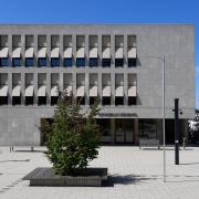 Ein 24-Jähriger hat eine Paketbotin nackt empfangen und musste sich deshalb vor dem Amtsgericht Günzburg verantworten.