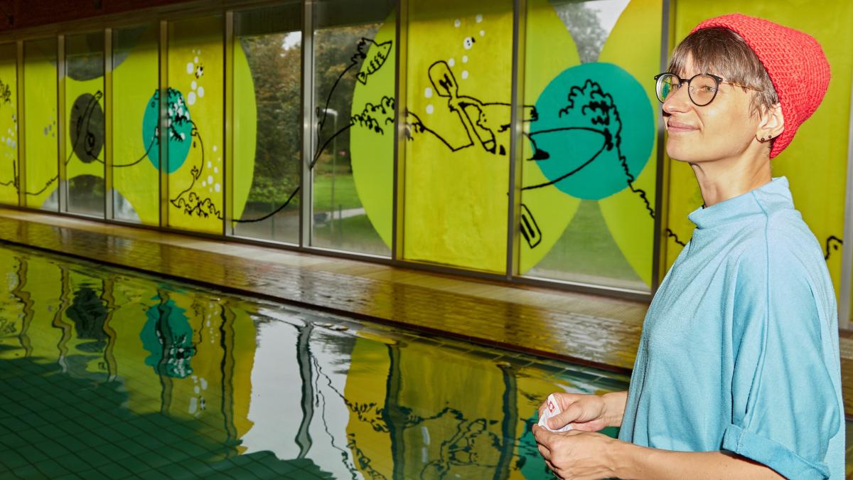 #Augsburg: Eine Künstlerin macht Scheiben im Gögginger Hallenbad wieder schön