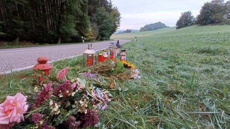 Blumen wurden an der Unfallstelle zwischen Münster und Walkertshofen abgelegt.
